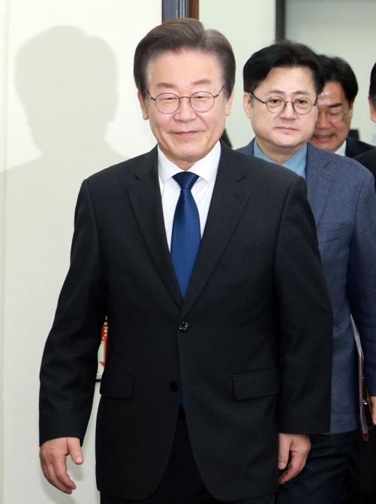 이재명 더불어민주당 대표와 홍익표 원내대표가 17일 국회에서 열린 최고위원회의에 참석하고 있다. 연합뉴스.